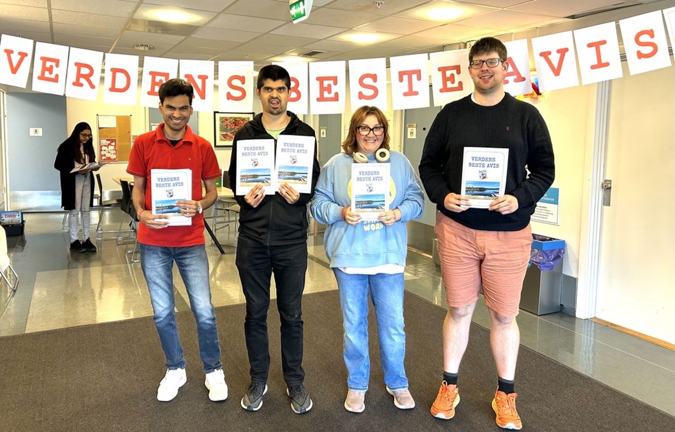 en gruppe mennesker som poserer for et bilde