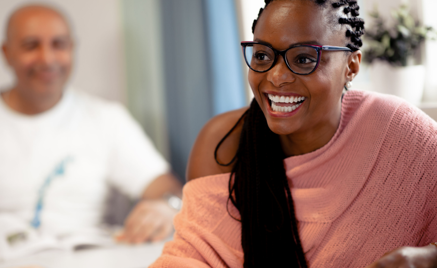 En person som smiler til kameraet