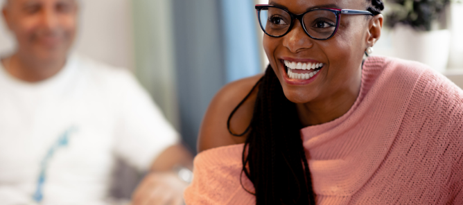 En person som smiler til kameraet