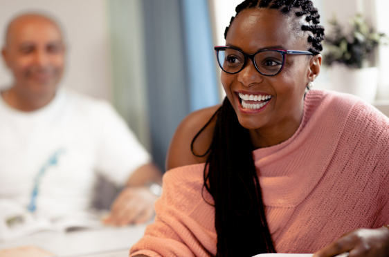 En person som smiler til kameraet