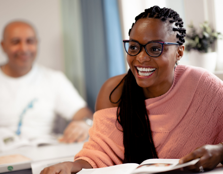 En person som smiler til kameraet