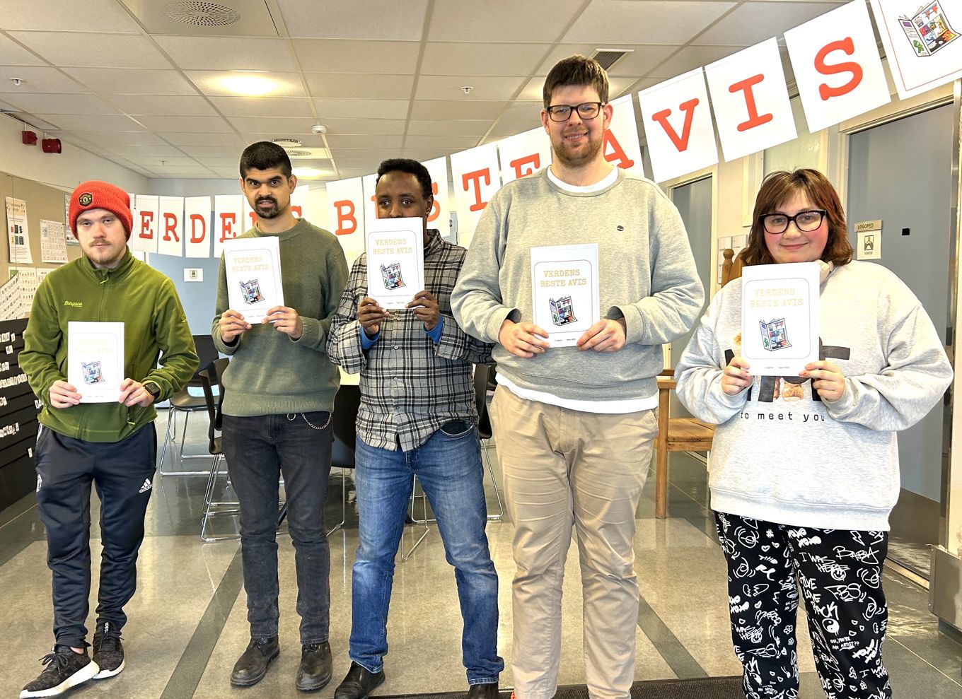 Foto: Marita en gruppe mennesker som holder skilt