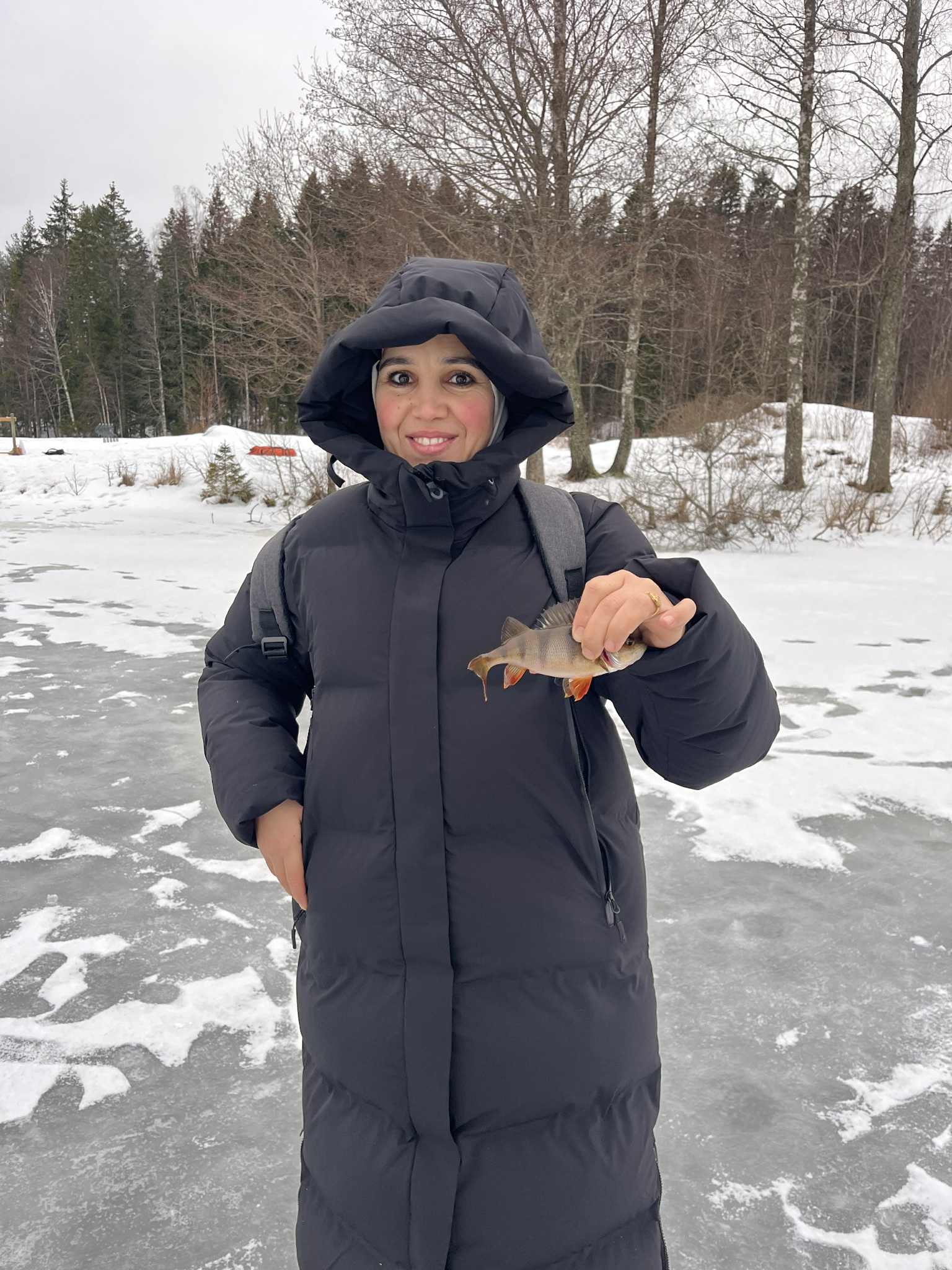 En person som holder en katt i snøen