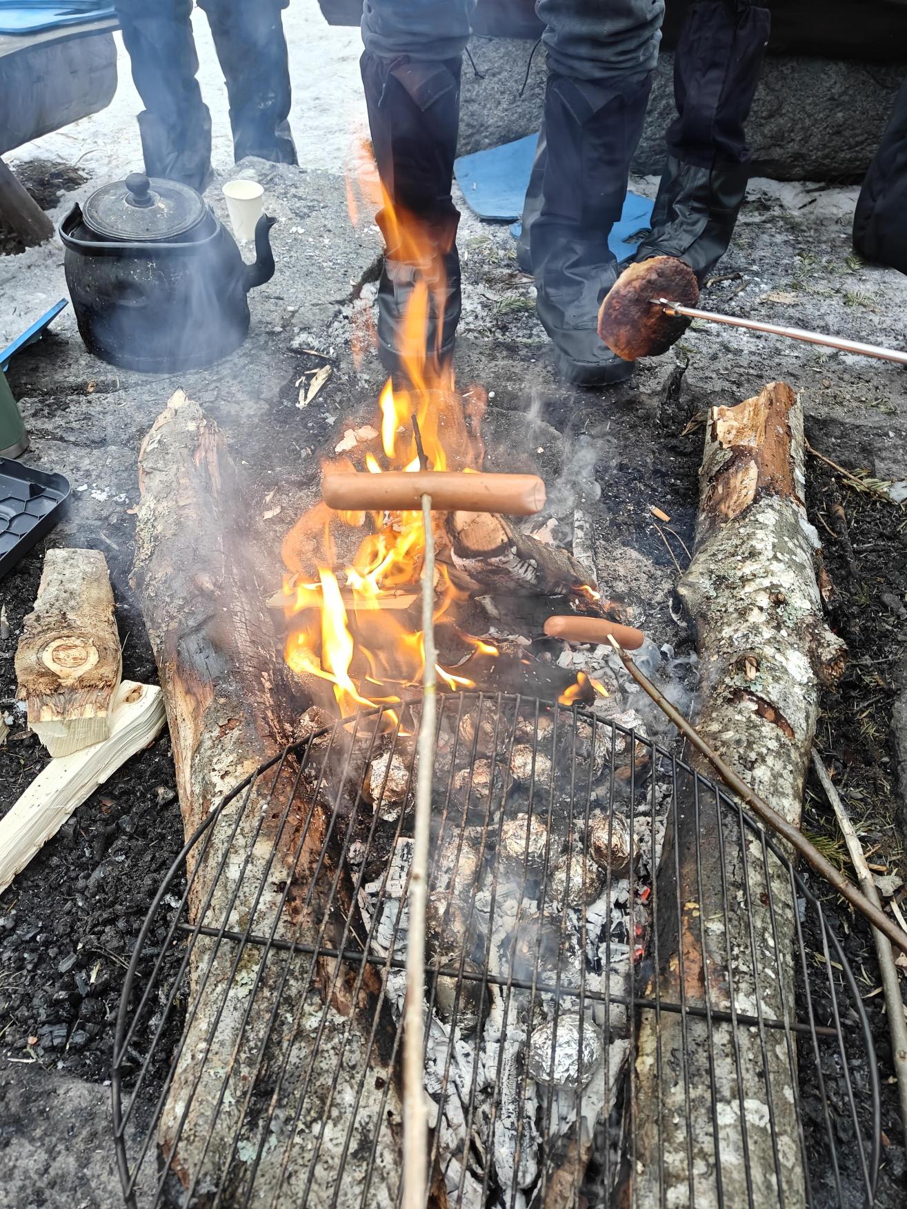 et bål som brenner på et vedbål