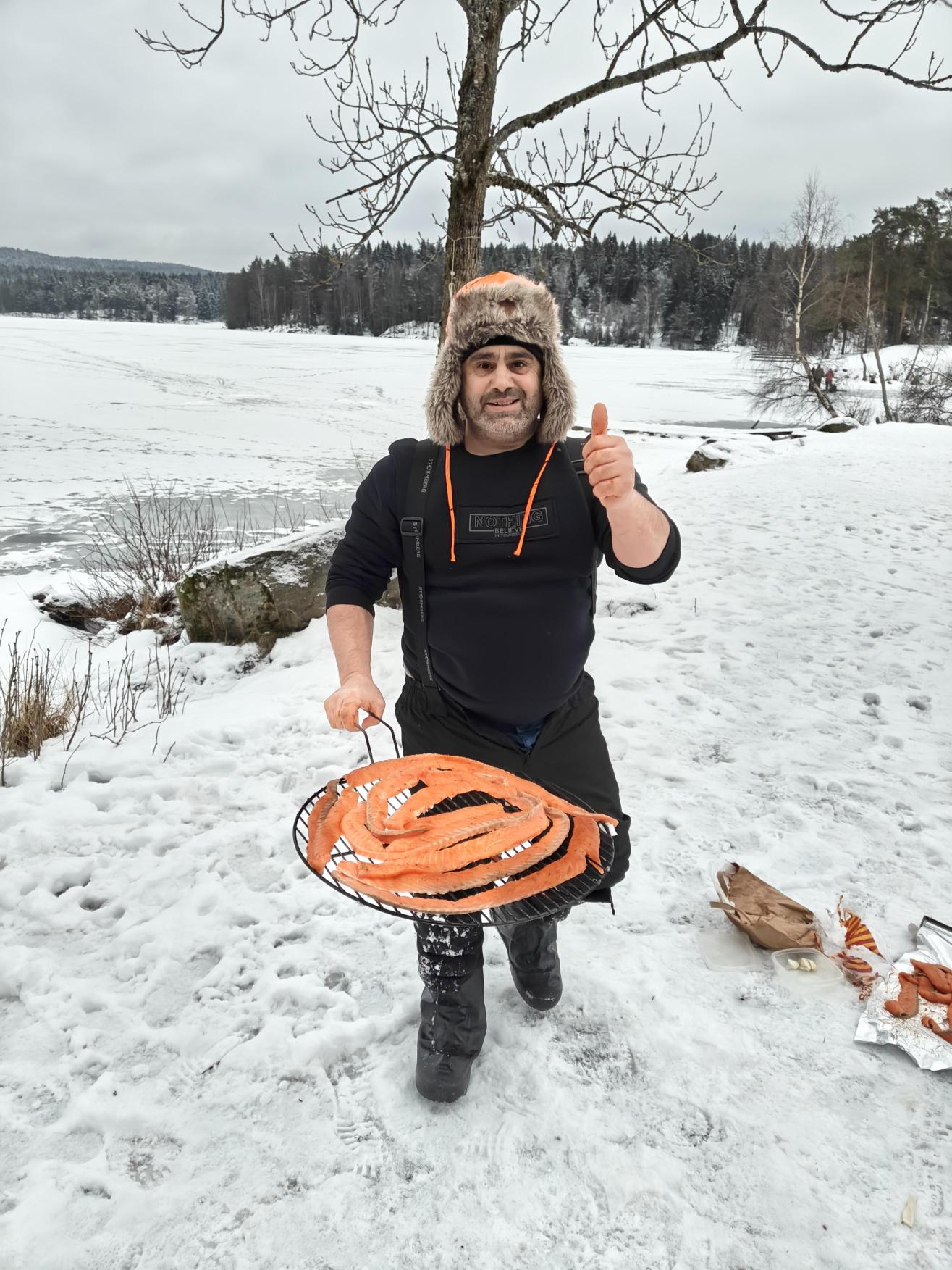 en person som holder et snowboard