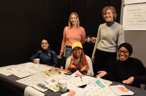 en gruppe mennesker som poserer for et bilde