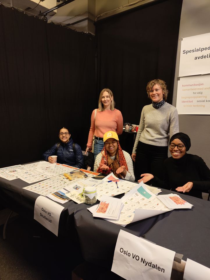 en gruppe mennesker som poserer for et bilde