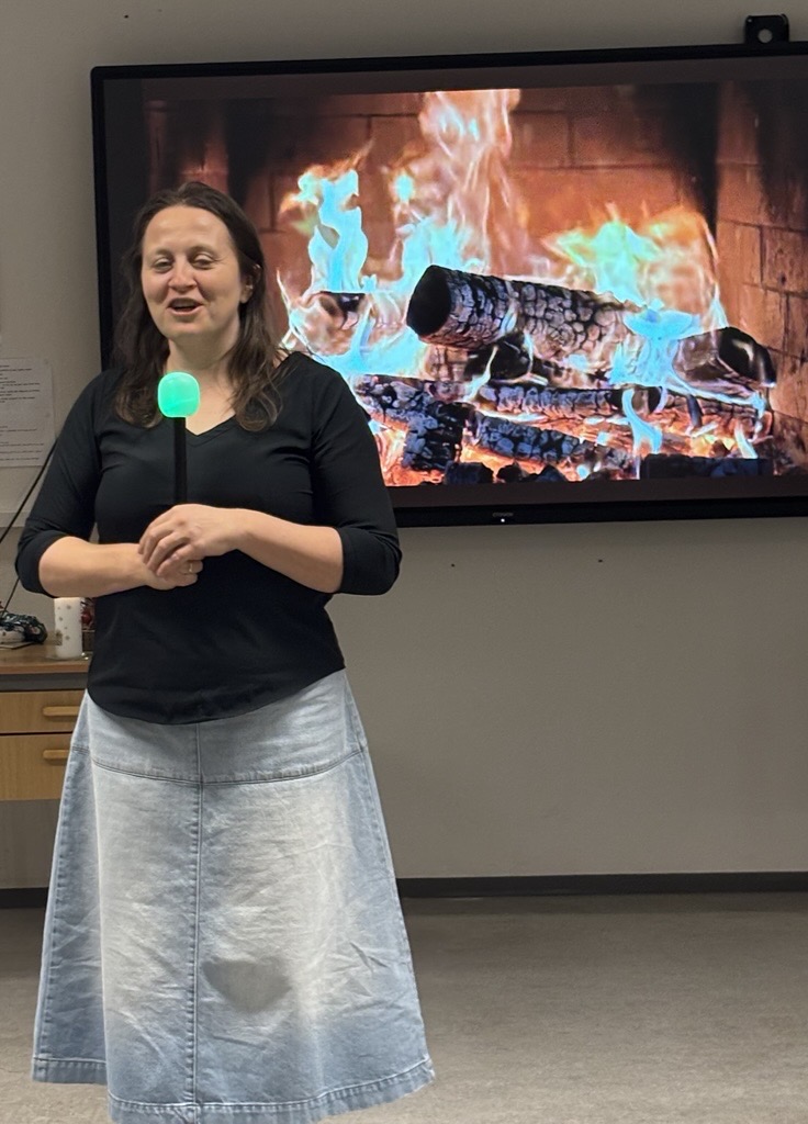 en person som holder en mikrofon