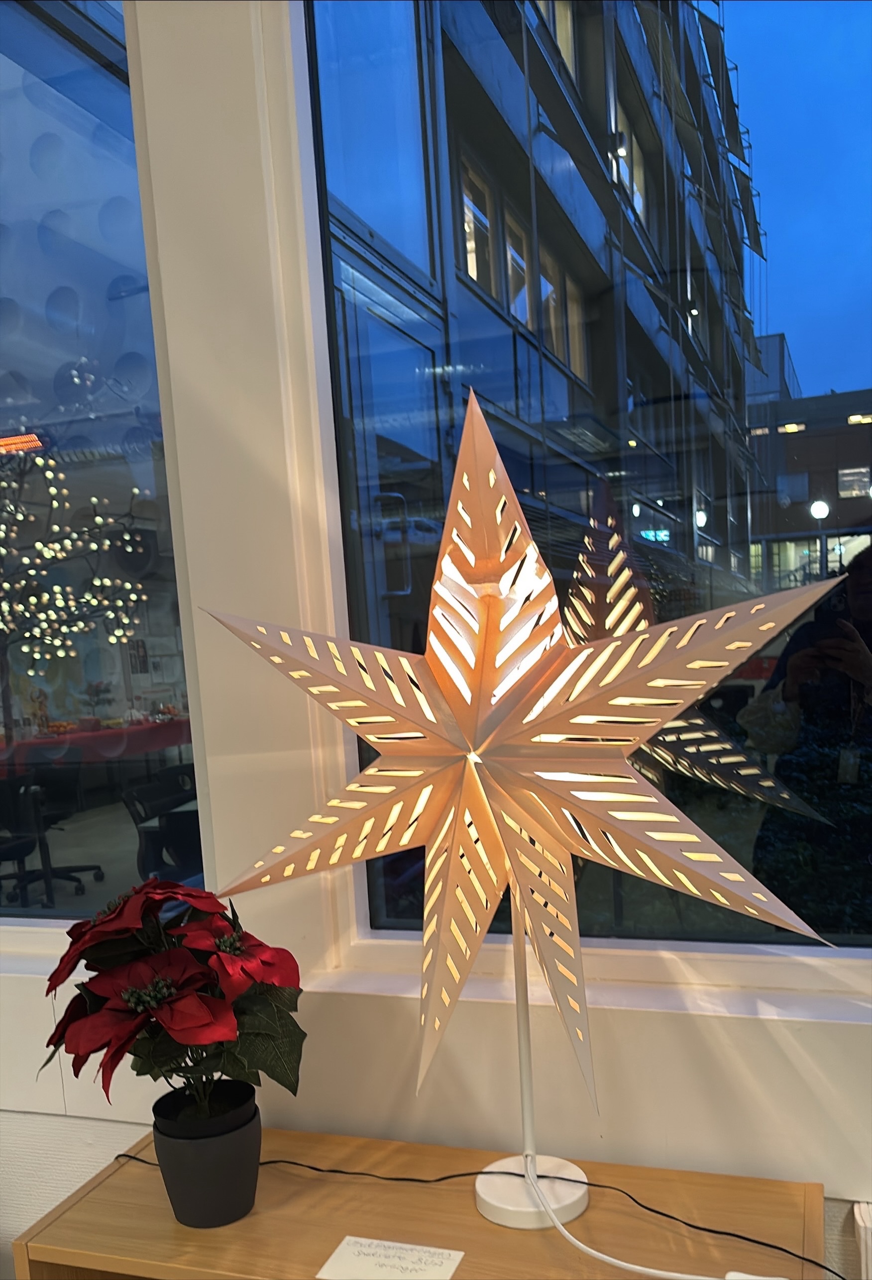 en stjerneformet lampe på et bord