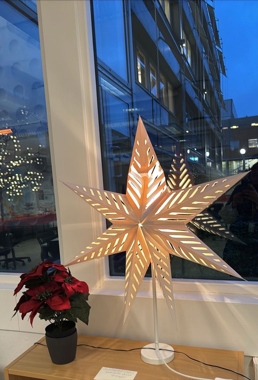 en stjerneformet lampe på et bord