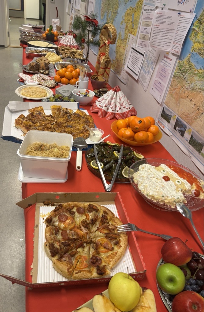 Et bord er fullt av mat