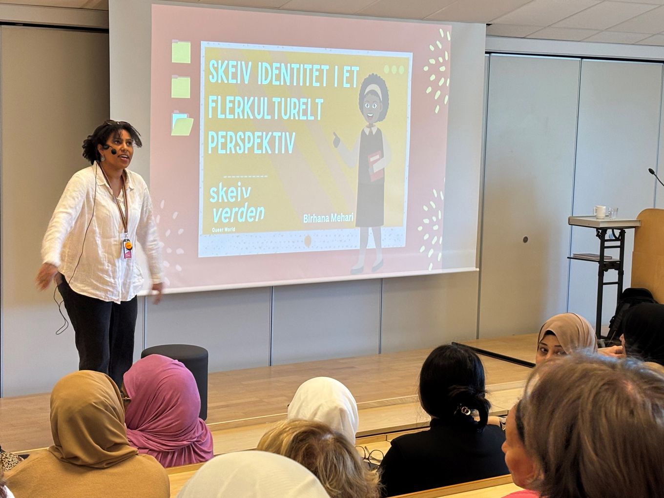 en person som holder en presentasjon en person som holder en presentasjon