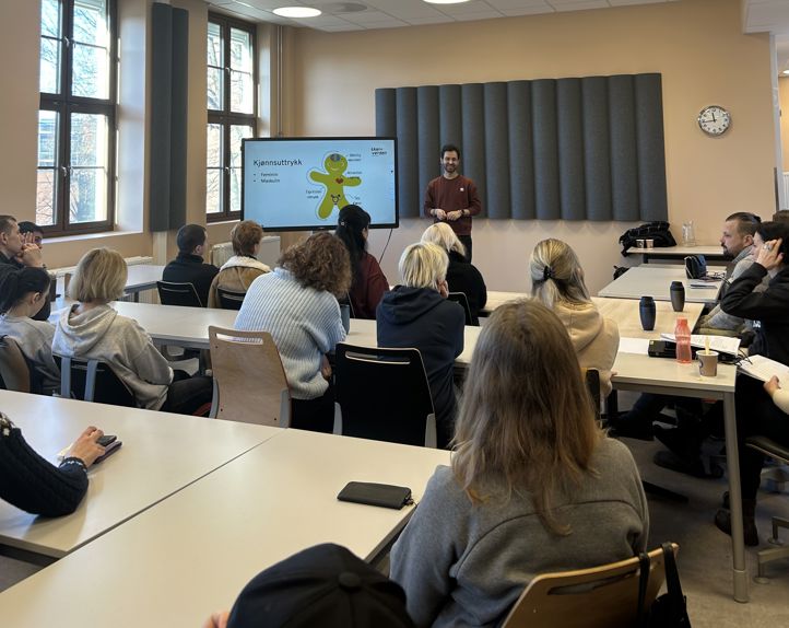 en person som holder en presentasjon for en gruppe mennesker