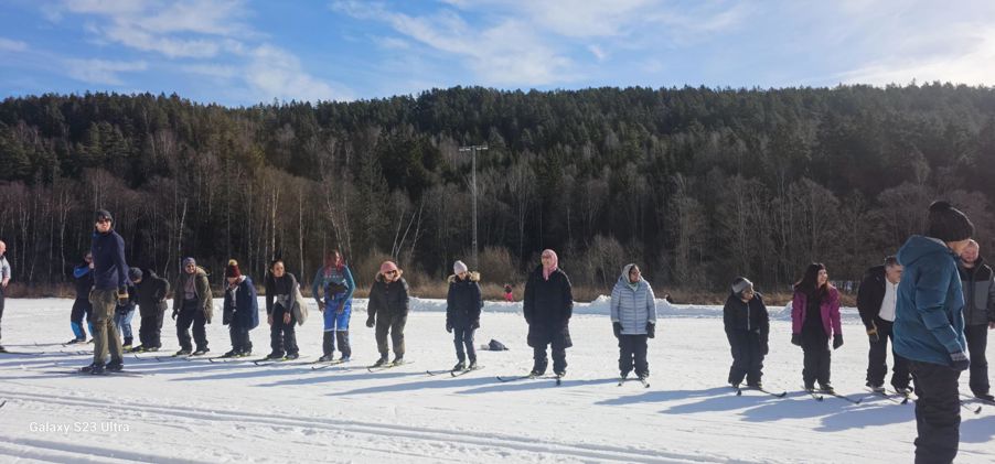 En gruppe mennesker på ski En gruppe mennesker på ski
