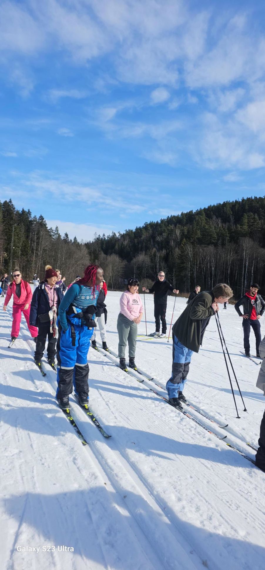 En gruppe mennesker på ski En gruppe mennesker på ski