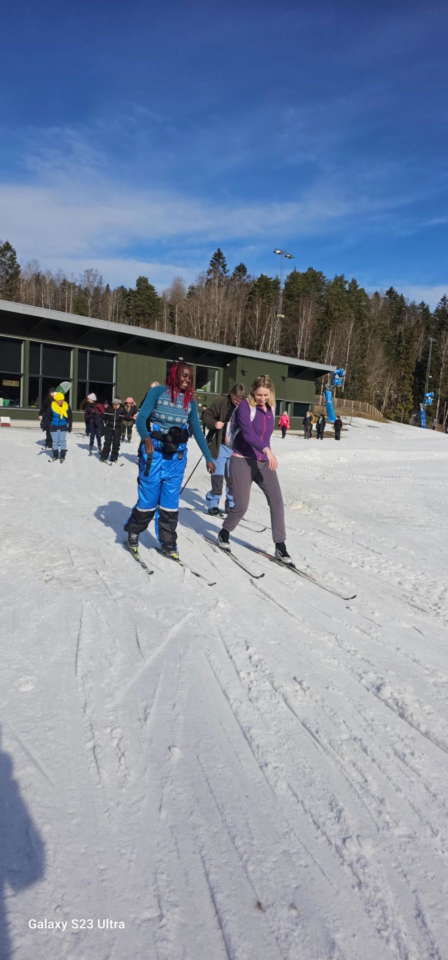 En gruppe mennesker på ski En gruppe mennesker på ski