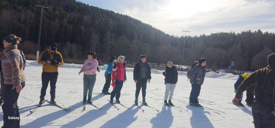 En gruppe mennesker på ski En gruppe mennesker på ski