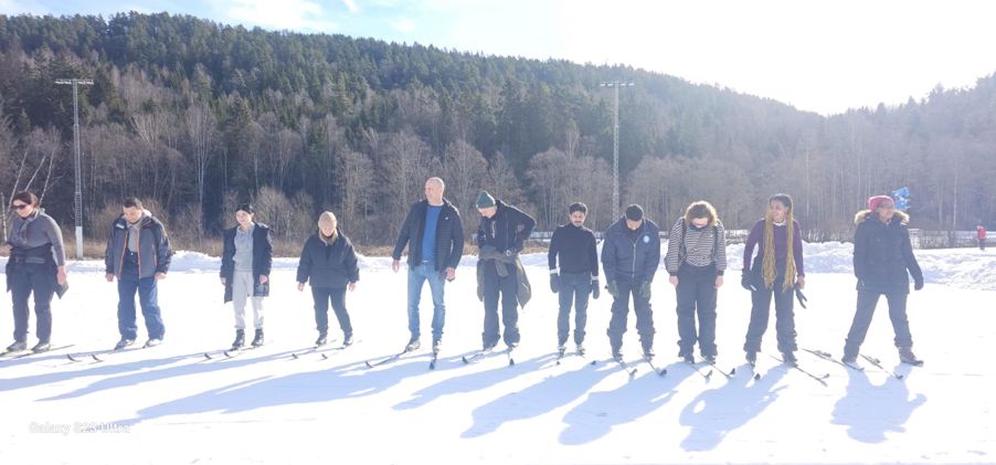 En gruppe mennesker på ski En gruppe mennesker på ski