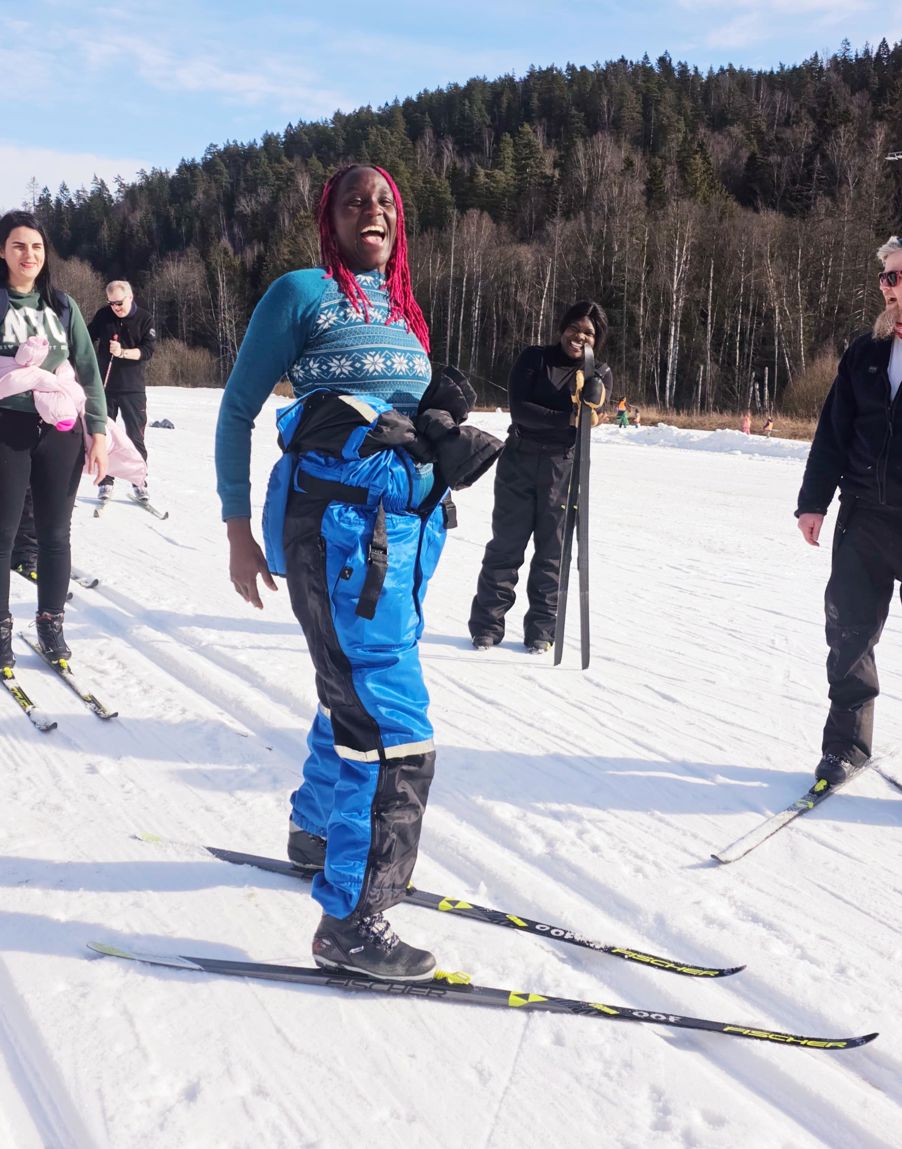 en person på ski i snøen en person på ski i snøen