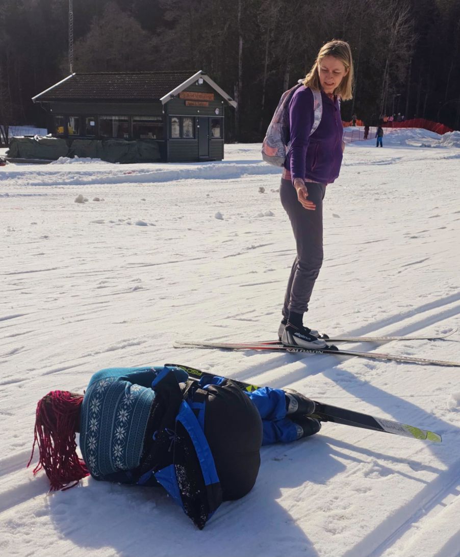 En person på ski i snøen En person på ski i snøen