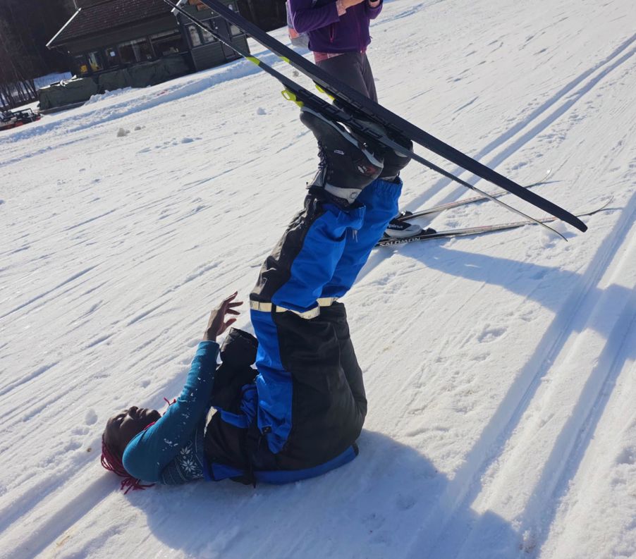 en person på ski på snøen en person på ski på snøen