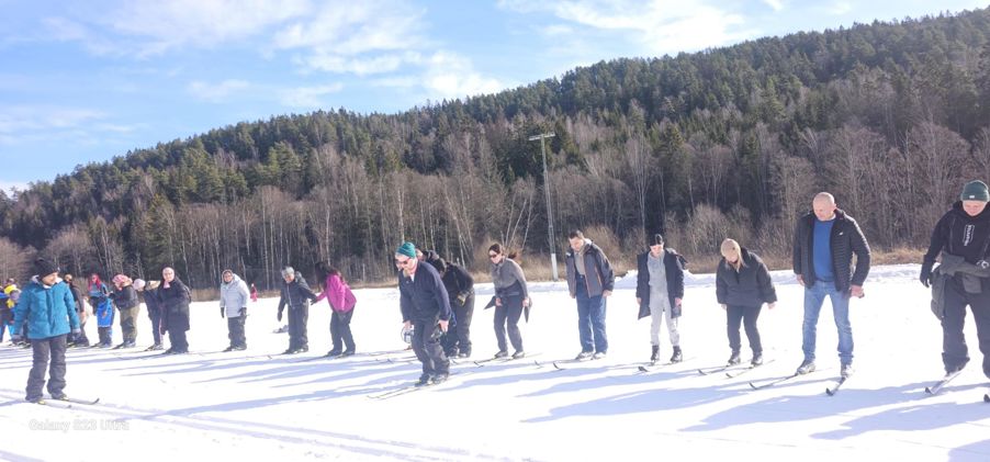 En gruppe mennesker på ski En gruppe mennesker på ski