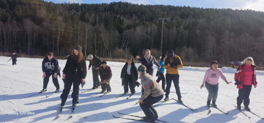 En gruppe mennesker på ski En gruppe mennesker på ski