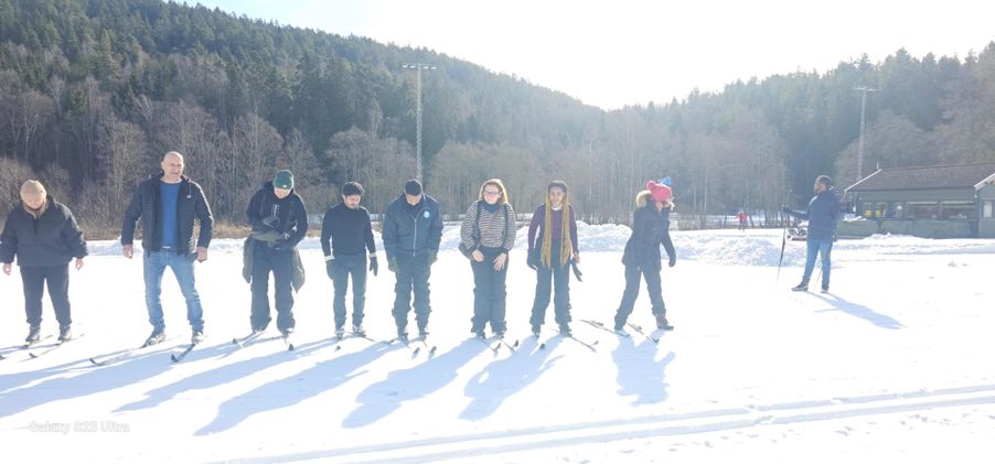 En gruppe mennesker på ski En gruppe mennesker på ski