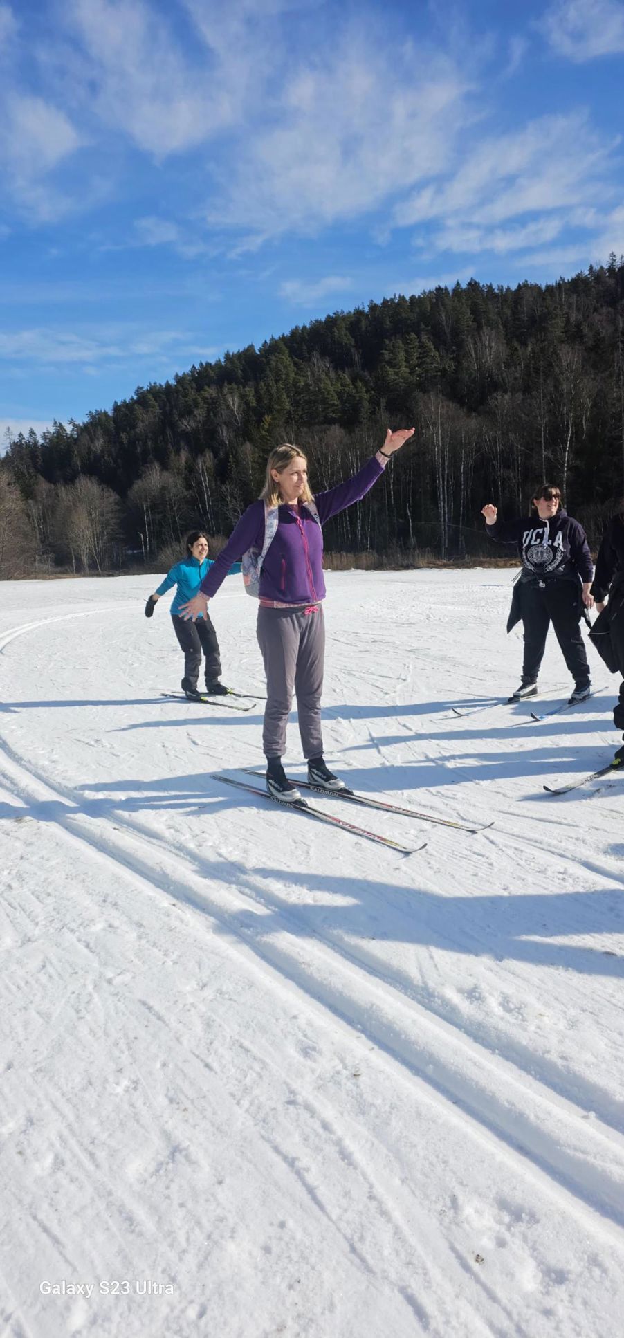 En gruppe mennesker på ski En gruppe mennesker på ski