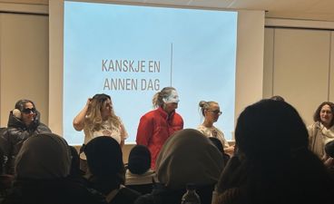 en gruppe mennesker i et rom