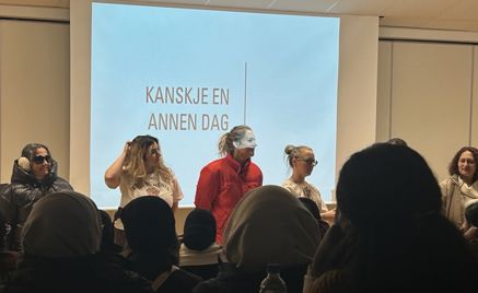 en gruppe mennesker i et rom