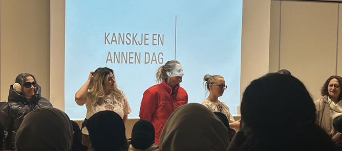 en gruppe mennesker i et rom