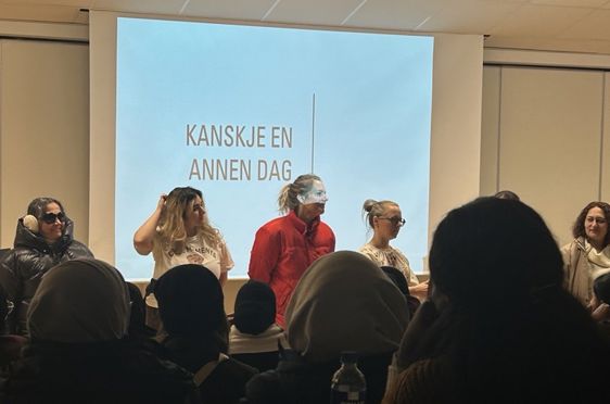 en gruppe mennesker i et rom