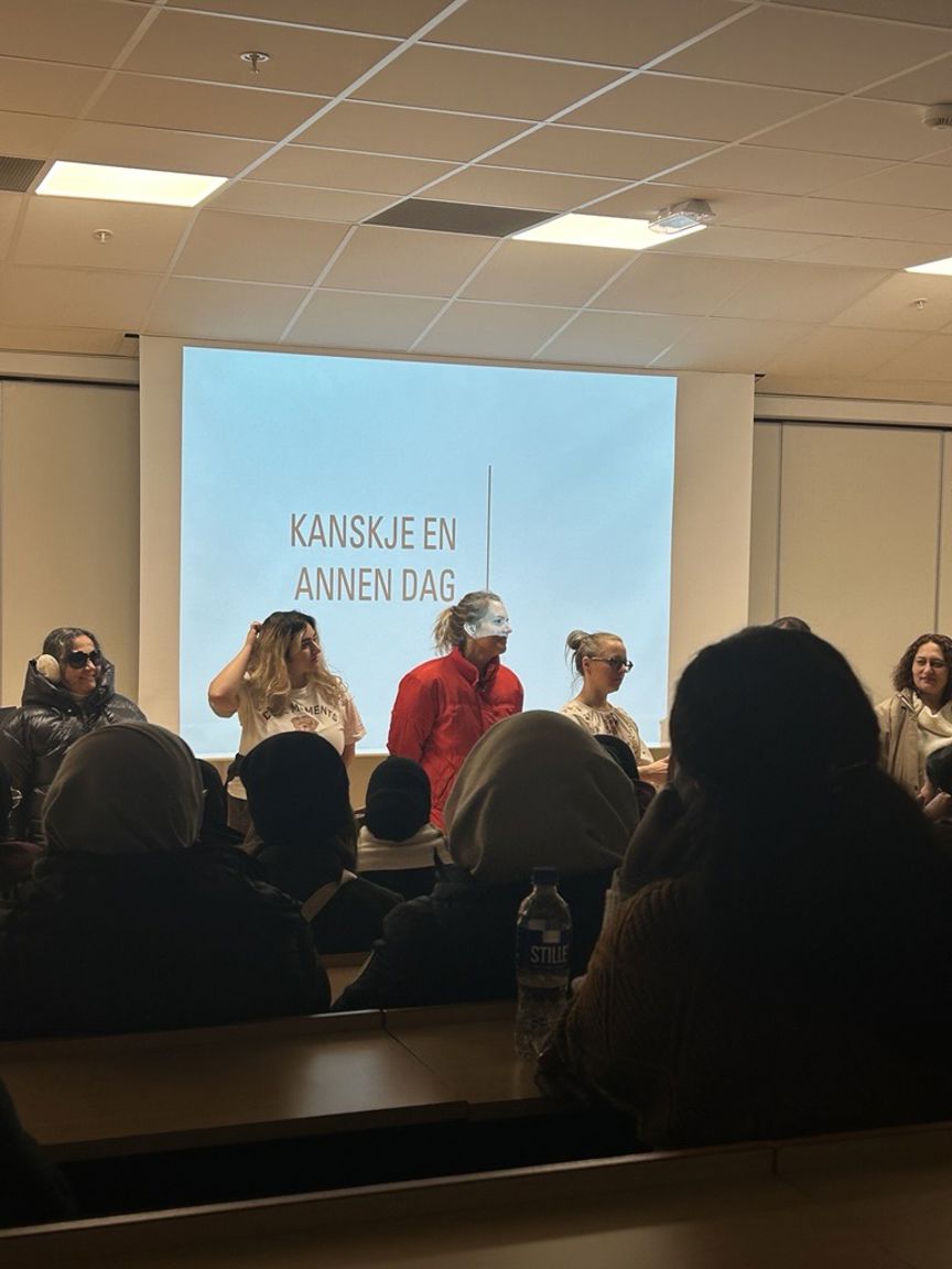 en gruppe mennesker i et rom